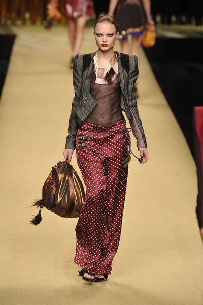 Look 10